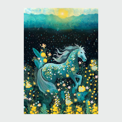 一幅描繪晨曦曠野中奔騰寶馬的奇幻畫作,畫面中央是一匹青藍色長鬃駿馬,自滿佈星光與花草的黑色花田中躍起,馬身佈滿淡黃與粉色小花,如春神降臨。背景天際為日出金光,穿透薄霧灑落山巒與野地,象徵破曉時刻的希望與生機。整體畫風夢幻詩意,融合數位生成美學與東方祥瑞意象,為空間注入朝氣與祝福。