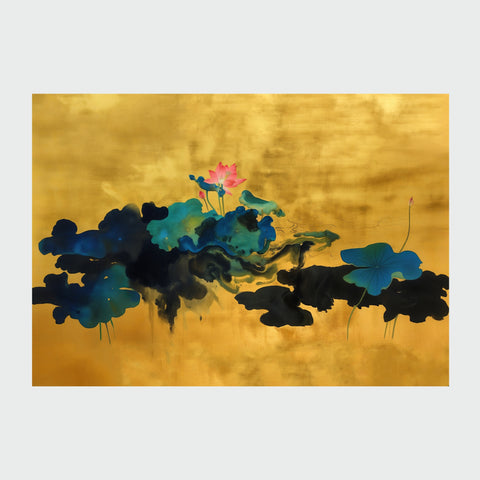 江汪家興《墨荷 II》無框作品,以潑彩與破墨技法呈現荷葉與荷花在金色畫布上的動人姿態,色墨交融、意境悠遠,展現當代水墨藝術的自由奔放與深厚底蘊。