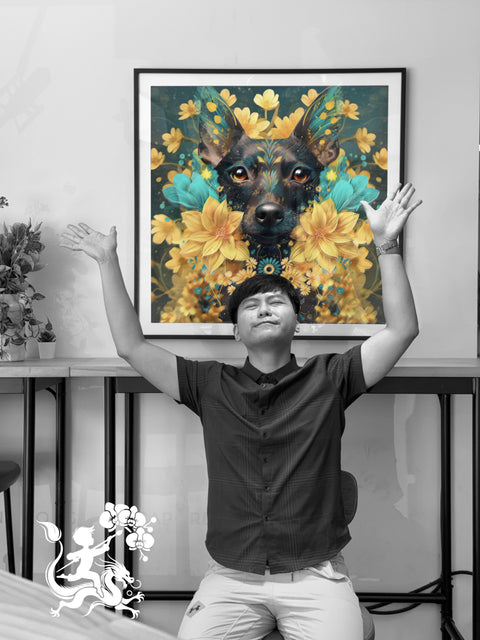 藝術家江汪汪家興在巨幅臺灣犬肖像畫作前開心揮手,畫作以鮮黃花朵和綠葉圍繞黑金臺灣犬,充滿生命力。