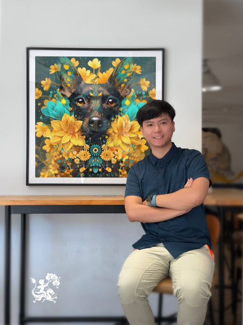 藝術家江汪家興本人在巨幅臺灣犬肖像畫作前開心合照,畫作色彩飽和,人物笑容愉快,展現作品溫暖氛圍。畫作以鮮黃花朵和綠葉圍繞黑金臺灣犬,充滿生命力。