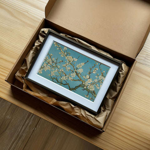 《杏花盛開》畫作以保護紙與紙箱包裝，展示開箱情境，體現完整收藏體驗。